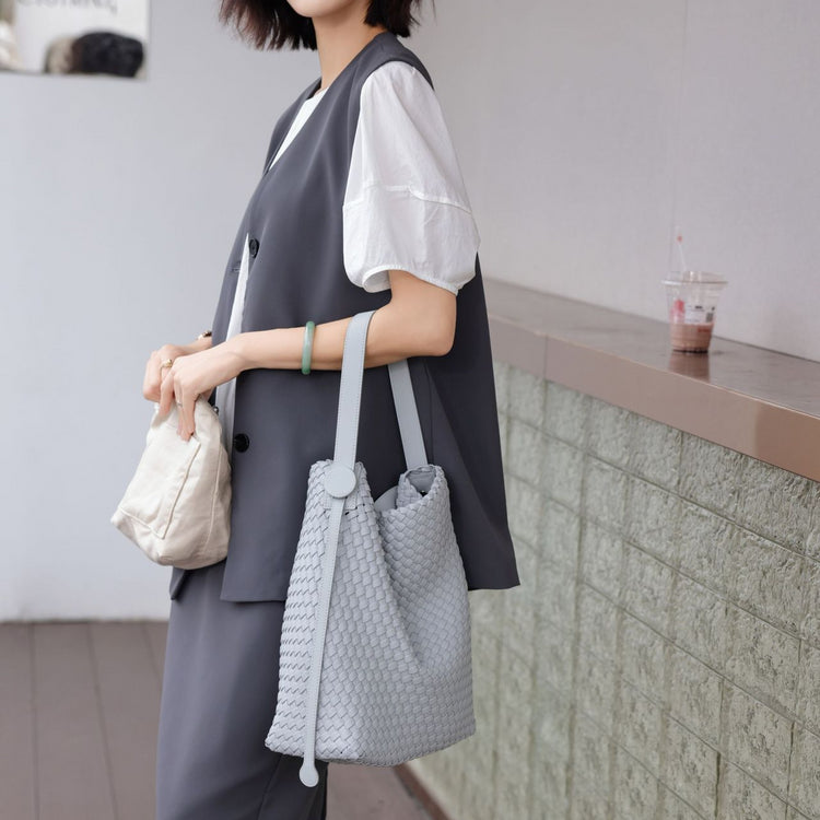 質感真皮|2024夏新款休閒編織菜籃水桶包小眾大容量單肩高級感簡約斜背包「6942」24.07-2