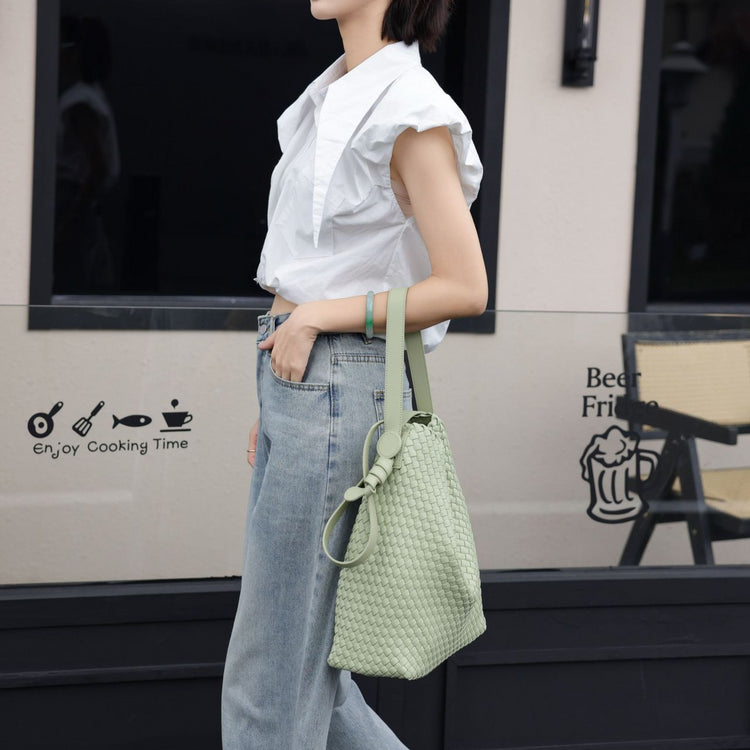 質感真皮|2024夏新款休閒編織菜籃水桶包小眾大容量單肩高級感簡約斜背包「6942」24.07-2