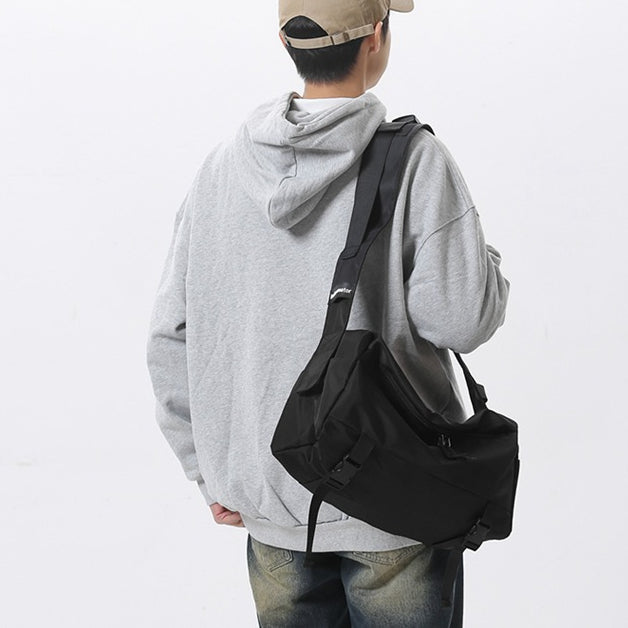 致青春|乾濕分離日系大容量斜背包男運動健身包潮工裝郵差包單肩背包「024-250」24.03-1