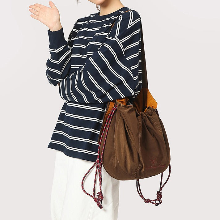 致青春|防潑水撞色休閒拼接慵懶風布包包簡約抽繩刺繡字母單肩斜挎包「9025-131」25.09-3