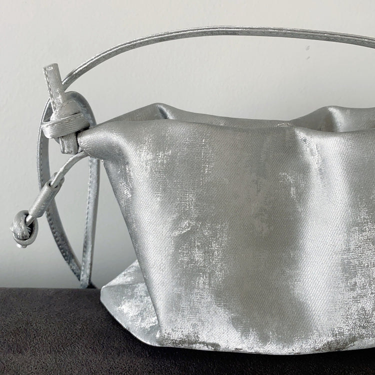 質感真皮|新中式褶皺雲朵包真皮女包時尚簡約包款女抽繩福袋餃子包「2430A」24.04-1