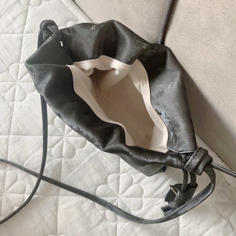 質感真皮|新中式褶皺雲朵包真皮女包時尚簡約包款女抽繩福袋餃子包「2430A」24.04-1