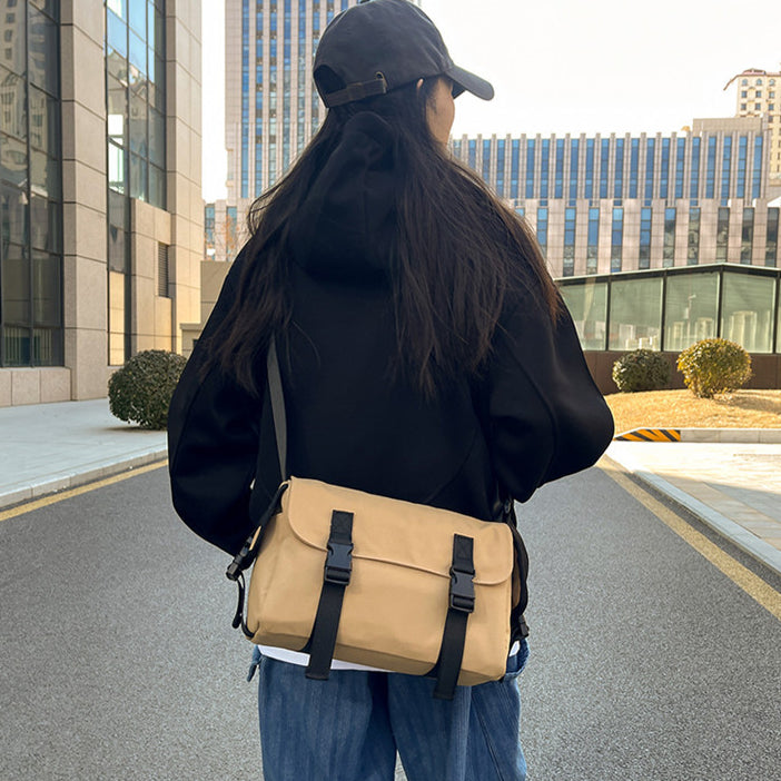 致青春|街頭潮流郵差包大容量帥氣潮牌韓系工裝包簡約慵懶風單肩斜挎包「907-123」25.04-1