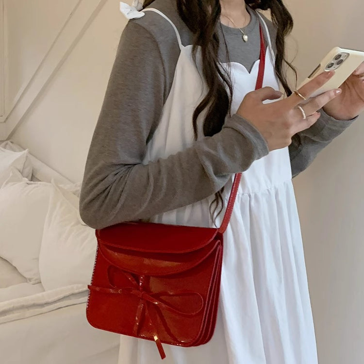 日韓流行|韓國小眾設計包包女2024新款時尚紅色亮面蝴蝶結小方包高級感百搭斜背包「9319#」24.04-1