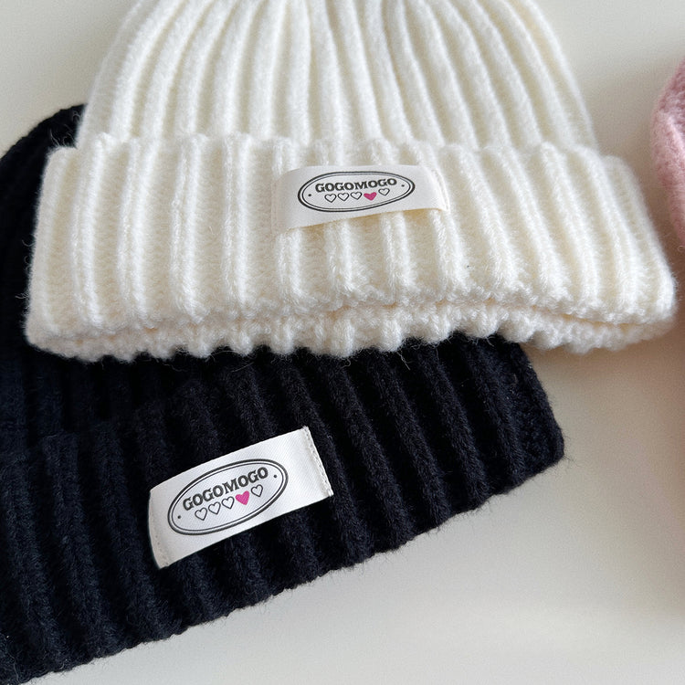 流行帽子|24年秋~字母布標純色毛線帽兒童護耳針織冷帽男女童寶寶保暖帽子「3103SG7」24.10-1