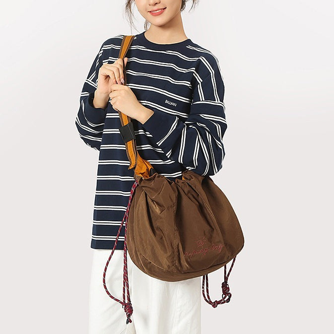 致青春|防潑水撞色休閒拼接慵懶風布包包簡約抽繩刺繡字母單肩斜挎包「9025-131」25.09-3