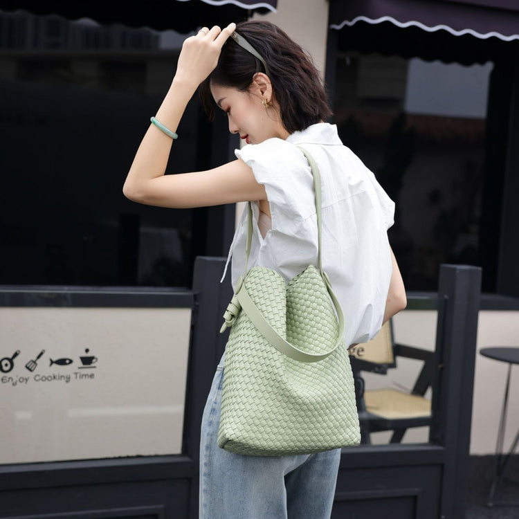 質感真皮|2024夏新款休閒編織菜籃水桶包小眾大容量單肩高級感簡約斜背包「6942」24.07-2