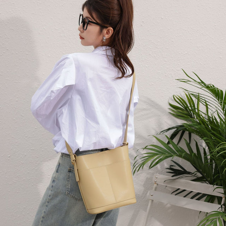 質感真皮|2024年春季新款牛皮休閒時尚簡約水桶包真皮百搭單肩腋下包女「6577」24.02-2