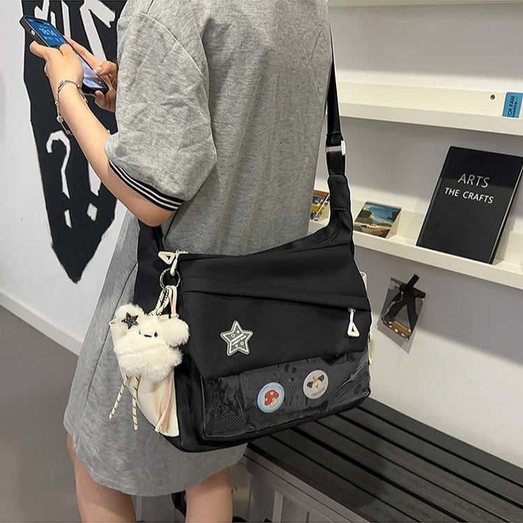 致青春|二次元吧唧痛包日系ins大容量純色百搭郵差包透明休閒通勤單肩包「2752-125」25.05-3