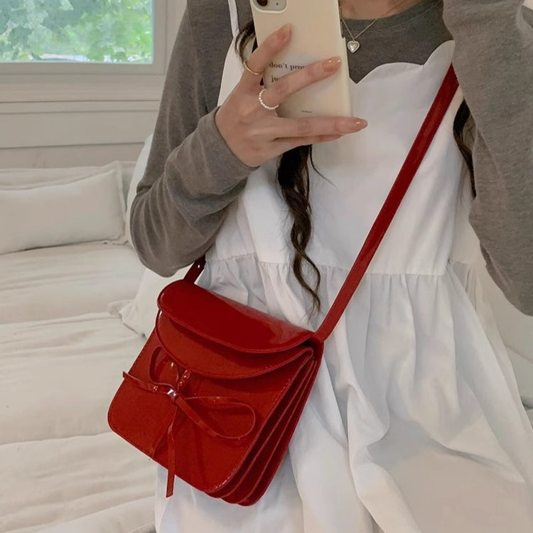 日韓流行|韓國小眾設計包包女2024新款時尚紅色亮面蝴蝶結小方包高級感百搭斜背包「9319#」24.04-1