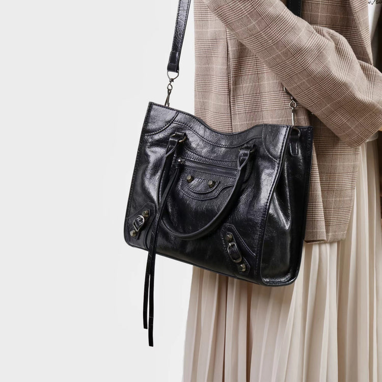 質感真皮|2025新款時尚歐美氣質頭層牛皮休閒鉚釘小眾韓版斜背包高級感機車包「8339」25.11-1