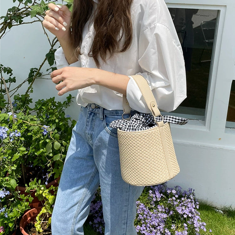 日韓流行|蝴蝶結格子水桶草編包女2024新款時尚百搭單肩斜挎洋氣編織手提包「8662#」24.03-4