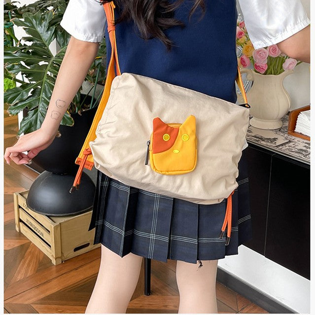 致青春|可愛貓咪斜背包卡通休閒韓版輕便小背包大容量設計感通勤單肩包「909-123」25.06-2