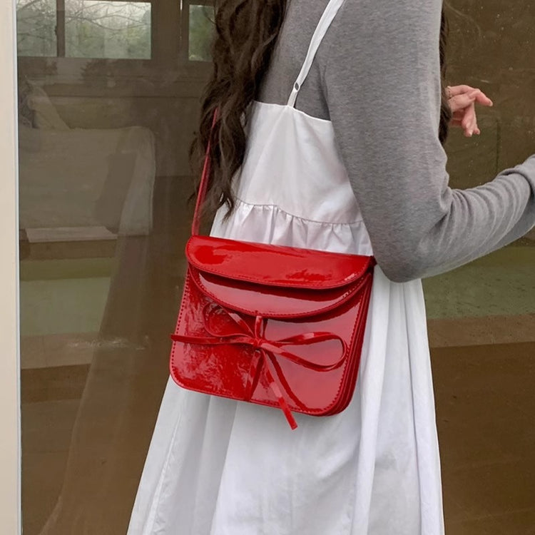 日韓流行|韓國小眾設計包包女2024新款時尚紅色亮面蝴蝶結小方包高級感百搭斜背包「9319#」24.04-1