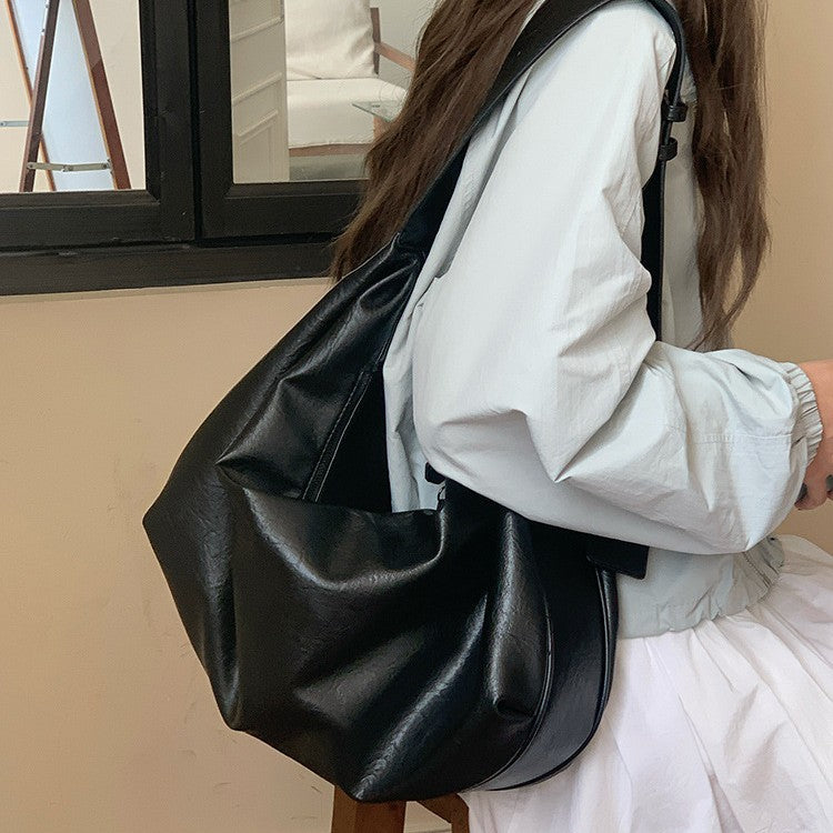 日韓流行 | 軟皮大容量黑色餃子包包女2025新款復古通勤休閒單肩斜挎托特包「D9023」25.08-2