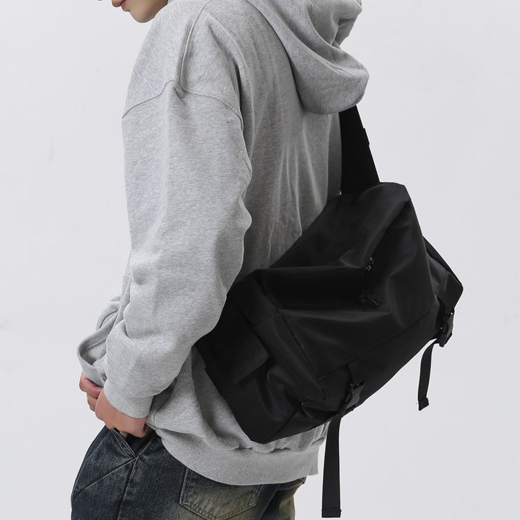 致青春|乾濕分離日系大容量斜背包男運動健身包潮工裝郵差包單肩背包「024-250」24.03-1