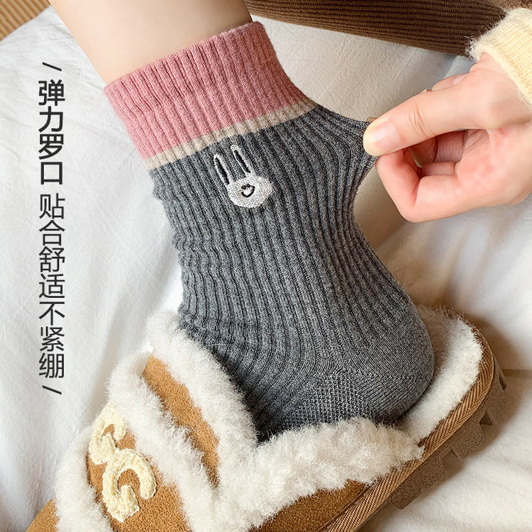 女襪|美拉德羊毛襪子女秋冬季加絨加厚中筒襪卡通刺繡保暖親膚睡眠襪「MK4215」24.11-1
