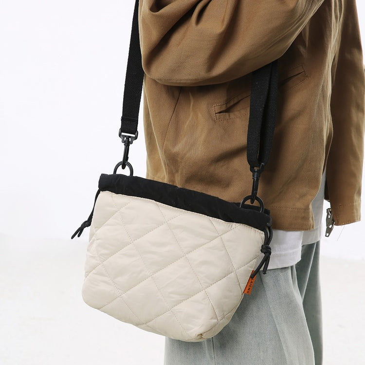 致青春|高級感秋冬新款斜背包加厚菱格繡線肩背包通勤休閒抽繩水桶手機包「285-118」25.11-3