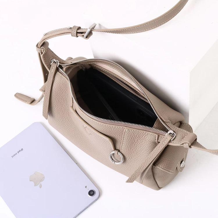 質感真皮|2025新款輕奢小眾高級感頭層牛皮枕頭相機包輕便簡約通勤百搭單肩包「OS53107」25.11-3