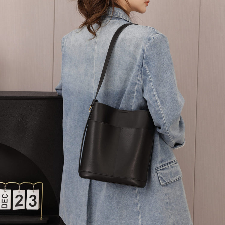 質感真皮|2024年春季新款牛皮休閒時尚簡約水桶包真皮百搭單肩腋下包女「6577」24.02-2