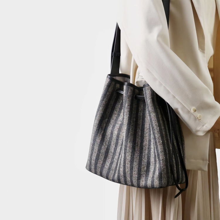 質感真皮|2025新款羊毛呢配真皮大容量條紋托特包女士通勤水桶包大包「7034」25.06-4