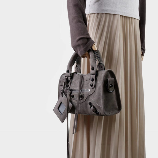 質感真皮|2025新款做舊質感美拉德風磨砂牛皮機車包鉚釘復古斜跨包復古手提包「50025」25.10-3