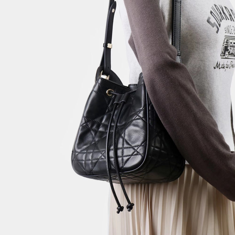 質感真皮|2025新款羊皮菱格抽繩水桶包大容量腋下包百搭質感單肩斜挎手提包「X8303 D8305」25.08-2