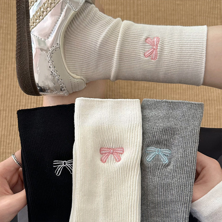 女襪|刺繡蝴蝶結襪子女簡約ins潮流彈力無骨中筒襪棉質吸汗透氣堆堆襪「DMS5014」25.03-1
