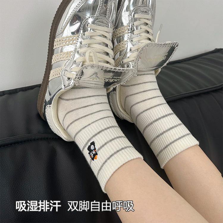 女襪|灰色襪子女夏季條紋卡通刺繡彈力中筒襪棉質親膚吸汗透氣堆堆襪「MI1088」25.04-3