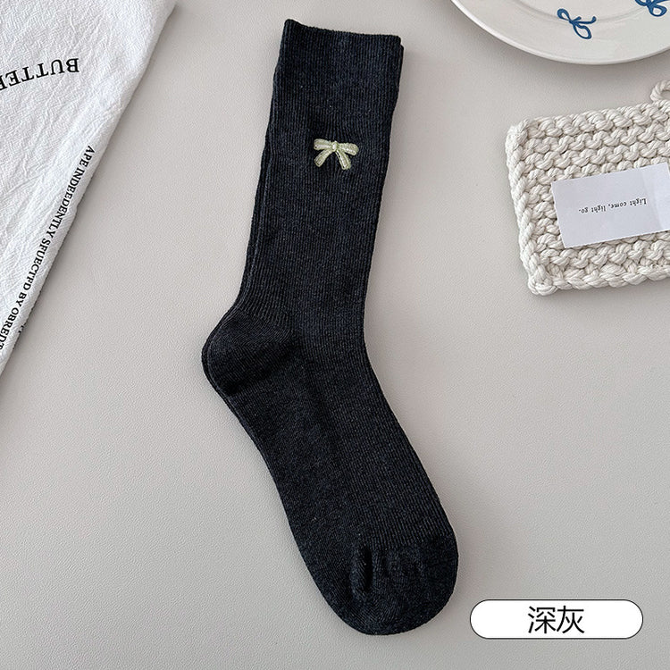 女襪|刺繡蝴蝶結襪子女簡約ins潮流彈力無骨中筒襪棉質吸汗透氣堆堆襪「DMS5014」25.03-1