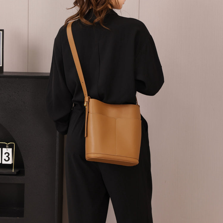 質感真皮|2024年春季新款牛皮休閒時尚簡約水桶包真皮百搭單肩腋下包女「6577」24.02-2