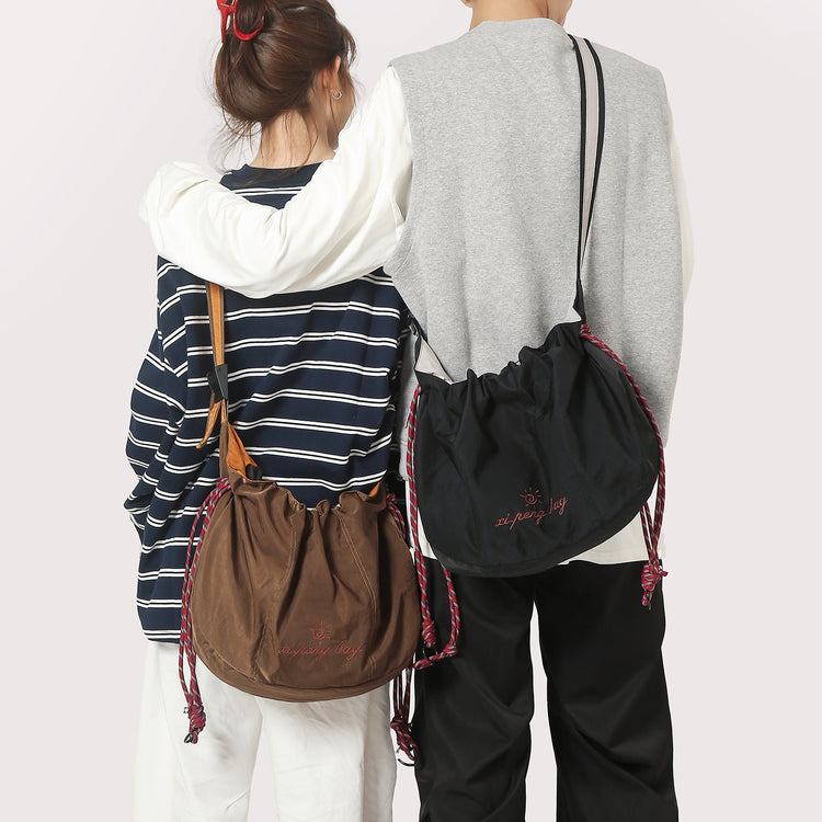 致青春|防潑水撞色休閒拼接慵懶風布包包簡約抽繩刺繡字母單肩斜挎包「9025-131」25.09-3