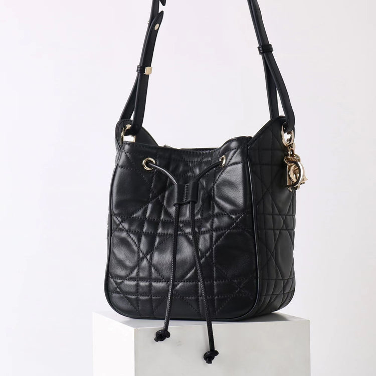 質感真皮|2025新款羊皮菱格抽繩水桶包大容量腋下包百搭質感單肩斜挎手提包「X8303 D8305」25.08-2