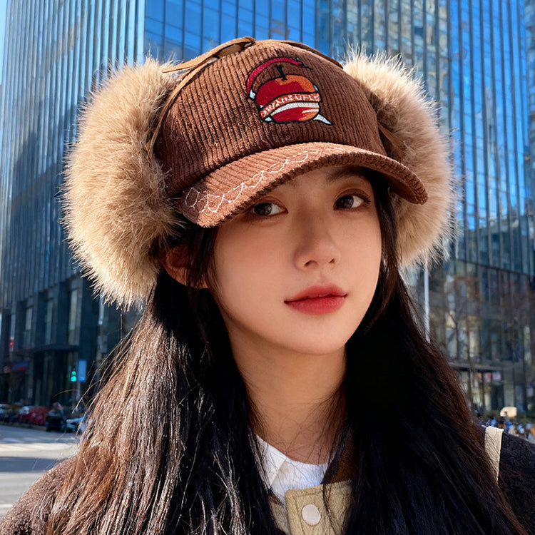 流行帽子|韓版蘋果刺繡帽子女秋冬戶外防風保暖百搭顯臉小鴨舌帽子男「C5759」25.11-1