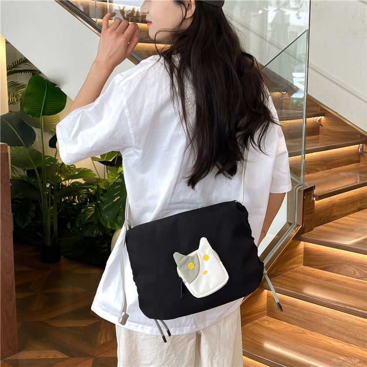 致青春|可愛貓咪斜背包卡通休閒韓版輕便小背包大容量設計感通勤單肩包「909-123」25.06-2