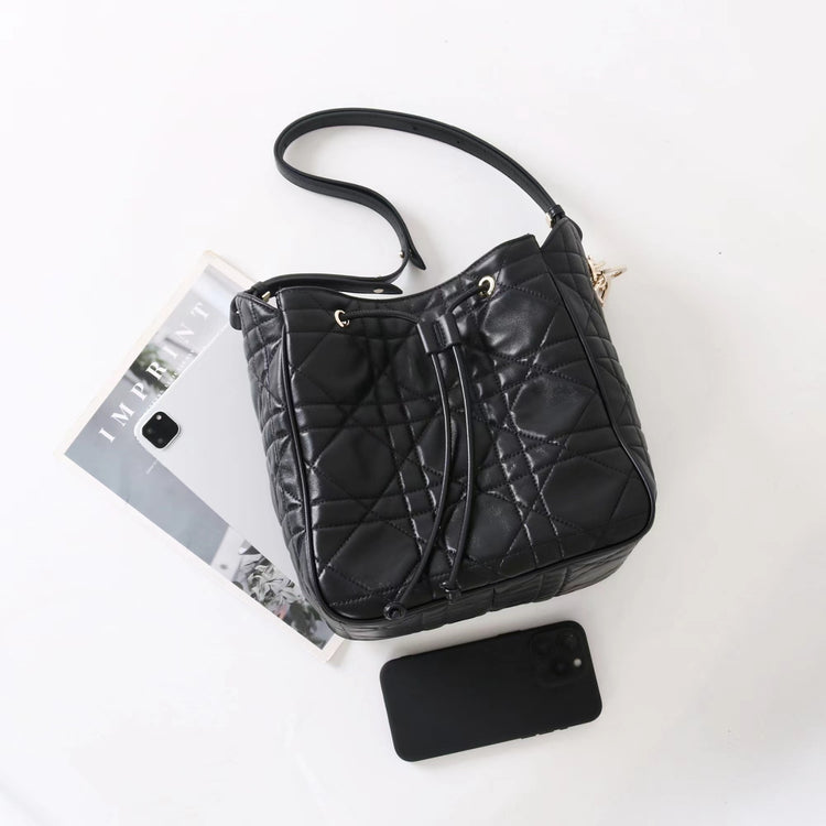 質感真皮|2025新款羊皮菱格抽繩水桶包大容量腋下包百搭質感單肩斜挎手提包「X8303 D8305」25.08-2