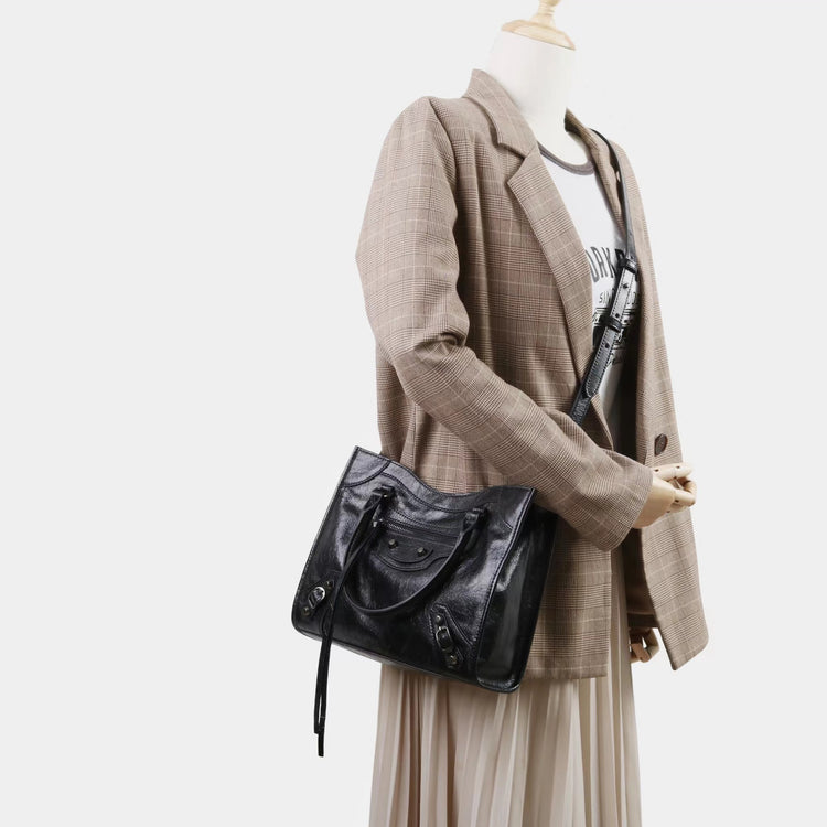 質感真皮|2025新款時尚歐美氣質頭層牛皮休閒鉚釘小眾韓版斜背包高級感機車包「8339」25.11-1