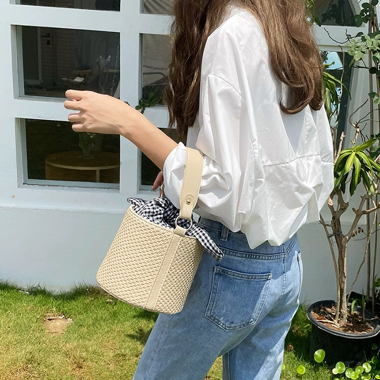 日韓流行|蝴蝶結格子水桶草編包女2024新款時尚百搭單肩斜挎洋氣編織手提包「8662#」24.03-4