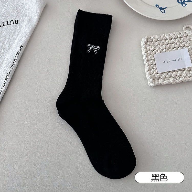 女襪|刺繡蝴蝶結襪子女簡約ins潮流彈力無骨中筒襪棉質吸汗透氣堆堆襪「DMS5014」25.03-1