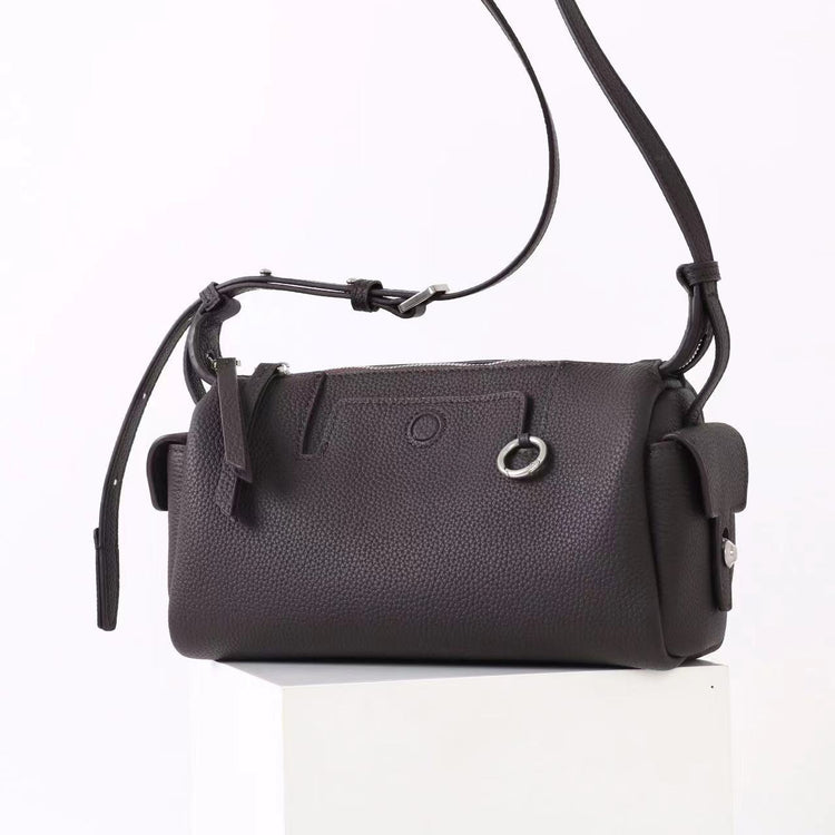 質感真皮|2025新款輕奢小眾高級感頭層牛皮枕頭相機包輕便簡約通勤百搭單肩包「OS53107」25.11-3