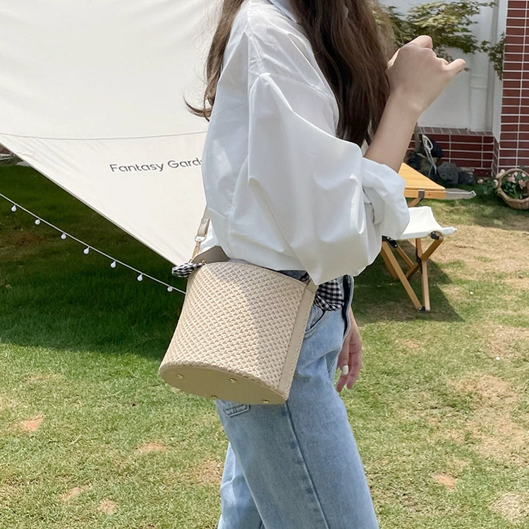 日韓流行|蝴蝶結格子水桶草編包女2024新款時尚百搭單肩斜挎洋氣編織手提包「8662#」24.03-4