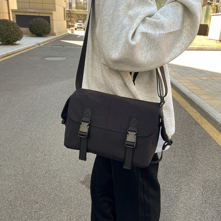 致青春|街頭潮流郵差包大容量帥氣潮牌韓系工裝包簡約慵懶風單肩斜挎包「907-123」25.04-1