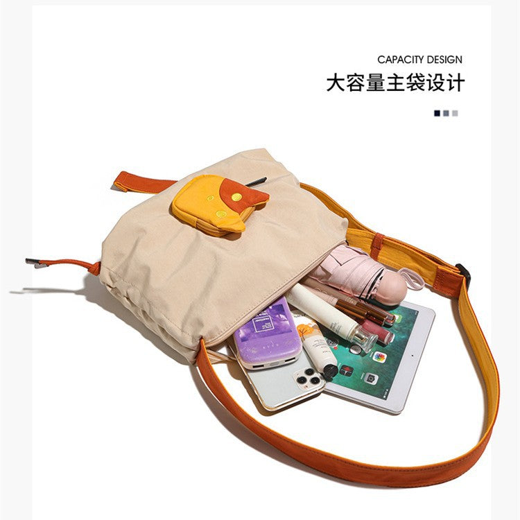 致青春|可愛貓咪斜背包卡通休閒韓版輕便小背包大容量設計感通勤單肩包「909-123」25.06-2