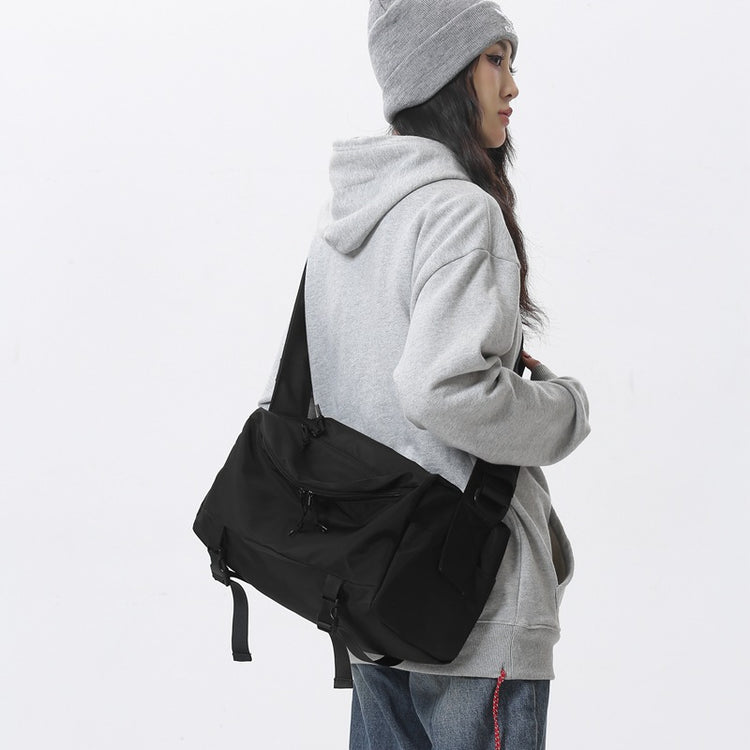 致青春|乾濕分離日系大容量斜背包男運動健身包潮工裝郵差包單肩背包「024-250」24.03-1