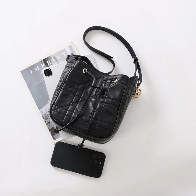 質感真皮|2025新款羊皮菱格抽繩水桶包大容量腋下包百搭質感單肩斜挎手提包「X8303 D8305」25.08-2