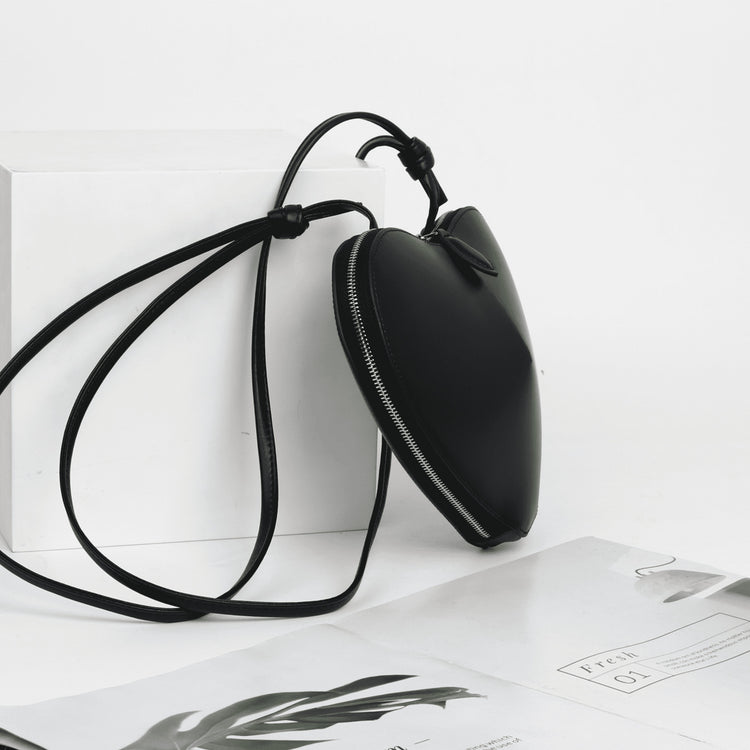 質感真皮|女士新款桃心包包流行爆款時尚超火小眾設計女斜背包愛心腋下包「2462」24.06-1