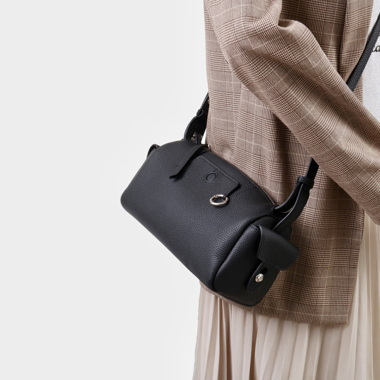 質感真皮|2025新款輕奢小眾高級感頭層牛皮枕頭相機包輕便簡約通勤百搭單肩包「OS53107」25.11-3