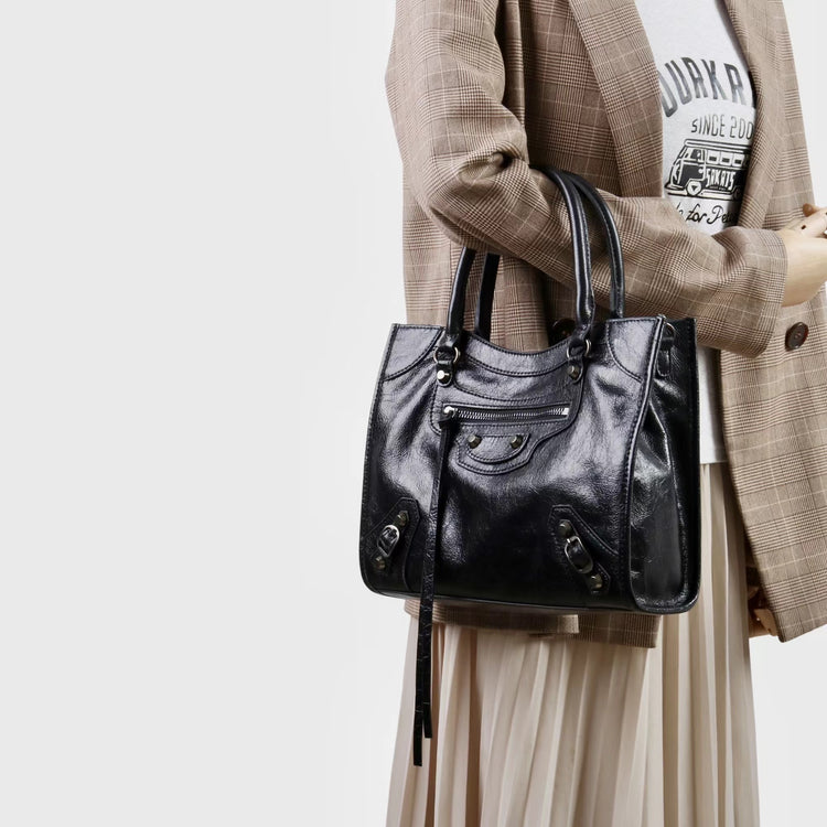 質感真皮|2025新款時尚歐美氣質頭層牛皮休閒鉚釘小眾韓版斜背包高級感機車包「8339」25.11-1