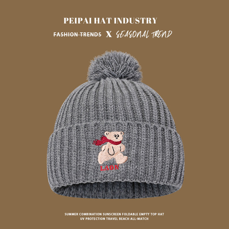 流行帽子|韓版可愛紅巾小熊LAO毛球針織帽冬季保暖百搭防風加厚顯臉小冷帽「C4729」24.10-4