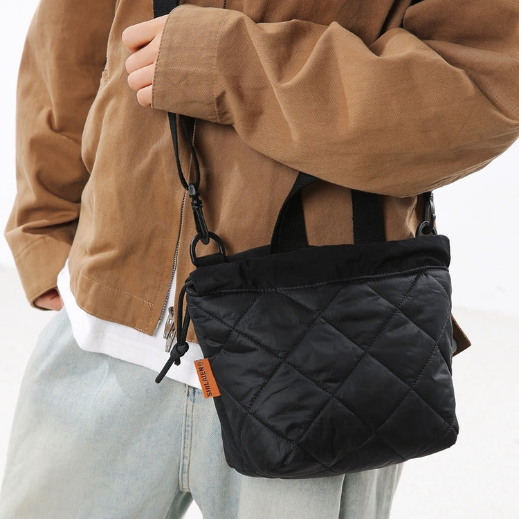 致青春|高級感秋冬新款斜背包加厚菱格繡線肩背包通勤休閒抽繩水桶手機包「285-118」25.11-3